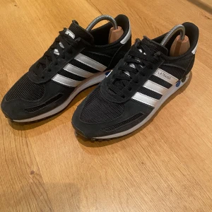 Adidas LA Trainer  - Mycket fint skick bara använda ett få tal gånger, de är i storlek 42 sänker pris vid snabb affär 