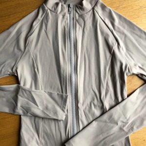Träningsjacka  - Helt ny beige trendig träningsjacka ifrån EGO. Storlek S, passar mer som XS! 