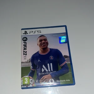 FIFA 22 för PS5 - Säljer FIFA 22 till PS5 i nyskick. Spelet kommer i sitt originalfodral med skiva och manual. Perfekt för fotbollsfans som vill uppleva den senaste säsongen med uppdaterade lag och spelare. Fodralet är blått och spelet har en åldersgräns på 3 år. Passa på att uppleva realistisk fotboll med HyperMotion-teknologi!