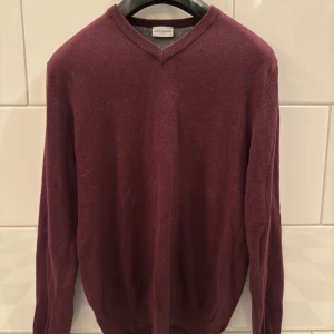 John Henric tröja  - Säljer en populär John Henric tröja, Skicket är väldigt bra och tröjan har en väldigt bra passform. Tröjan är storlek : S. hör av er om ni har några frågor 😊