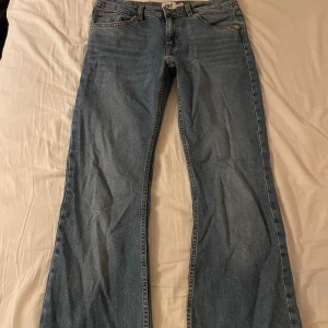 Ljusblå low waist bootcut💗 - Lite använda och bra skick💗Storlek full length M, skicka för fler bilder eller frågor🫶🏻