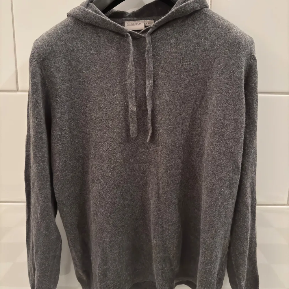 Säljer en stilren och bekväm kashmir hoodie ( 50 % Kashmir ). Perfekt för kyliga dagar med sin mjuka och varma känsla. Det är storlek L men skulle säga att den sitter som XS, det är ett hål vid luvan men inget som man ser eller märker. Hör av er vid intresse eller om ni har några frågor 😊. Tröjor & Koftor.