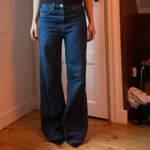 Weekday wide leg jeans  - Säljer ett par snygga blå jeans med en vid cool bootcut-stil. De är perfekta för både vardag och fest. Jeansen har en klassisk femficksdesign och är i mycket bra skick. Passar perfekt till en t-shirt eller en snygg blus. Perfekt för höst och vår!