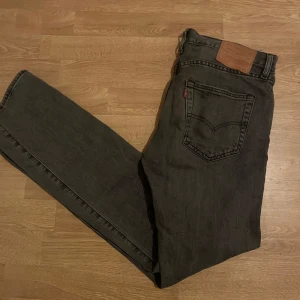Svarta jeans från Levi's - Säljer ett par klassiska svarta Levi's 501 jeans i bra skick. Strl 32 32 men sitter om något lite mindre.