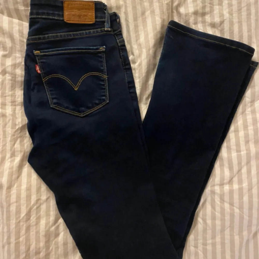 Säljer ett par snygga mörkblå Levis jeans i modellen 715 Bootcut och det är mid/lowrise. De är i jättefint skick 💕💕Innerbensmåtet 80cm och midjan är 41cm. Jeans & Byxor.