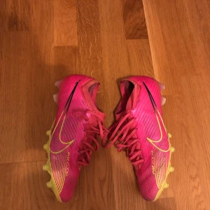 Nike Zoom Mercurial Vapor 15 Elite AG - Stilrena fotbollskor! Skick8/10 Kan gå med på byten men bara Elite skor! Skriv vid funderingar.
