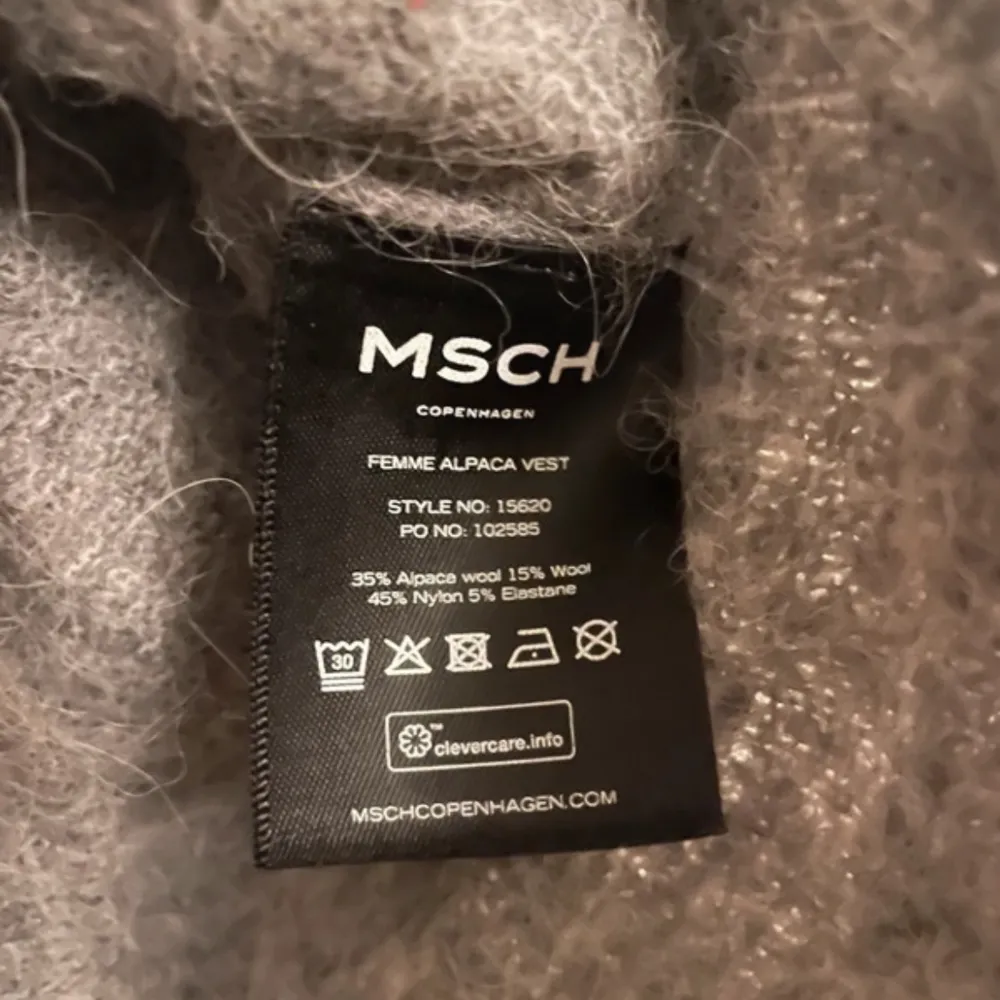 Säljer en supermysig grå ärmlös polotröja från MSCH. För snygg!!!. Alpacka ull så att den är super mjuk och gosig, perfekt för vinter💝💗. Neuleet.