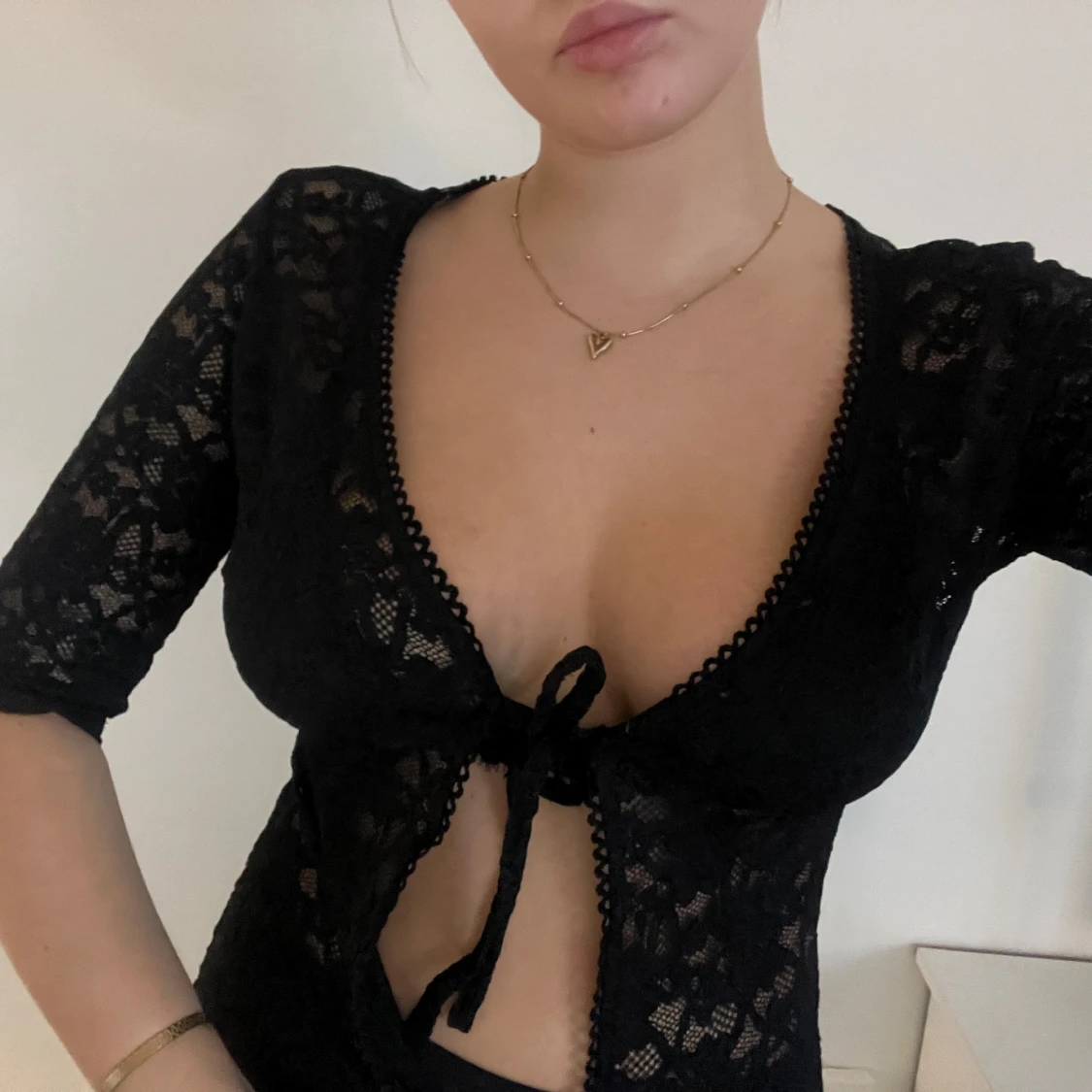 Svart spets topp  med knytning