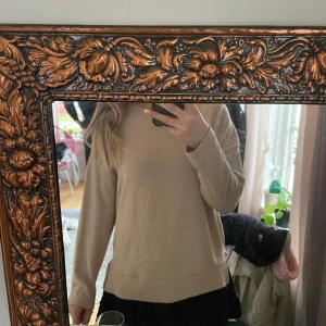 Beige tröja från Haily's - Säljer en beige tröja från Haily's i storlek S. Den är i bra skick och har en normal passform med långa ärmar. Perfekt för höst och vår! Tröjan är gjord i ett mjukt material och har ribbade detaljer vid ärmslut och nederkant.💛