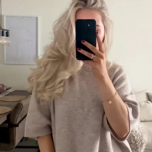 Stickad tröja trekvart - Superfin stickad trekvartströja i en mörkare beige färg! Har tecken på användning då den är nopprig på vissa ställen men är i övrigt fint skick🩷