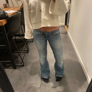 Blå bootcut jeans - Säljer ett par assnygga blå bootcut jeans i bra skick. Innerbenslängd 77cm och midjemått 37cm. Pris kan diskuteras vid snabb affär, skriv om ni har några frågor!💕