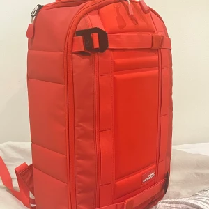 Röd ryggsäck från Douchebags 21l - Säljer en snygg och praktisk röd ryggsäck från Douchebags. Den rymmer 21 liter, har justerbara axelremmar och flera fack med dragkedja för enkel organisering. Perfekt för resor eller vardagsbruk. Ryggsäcken är nästan i nyskick och redo för nya äventyr! Orginalpriset är 1800kr 🎒