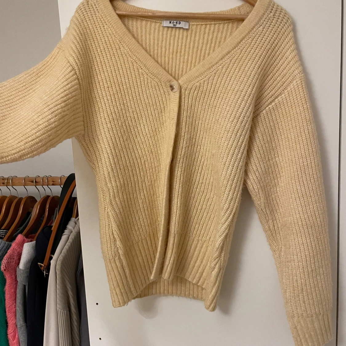 Gul stickad kofta från NA-KD - 90