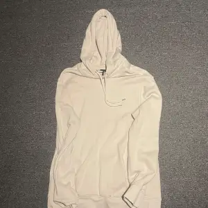 Säljer en stilren beige hoodie i mjukt material. Perfekt för både höst och vår. Hoodien är från HM och är i storlek M. 