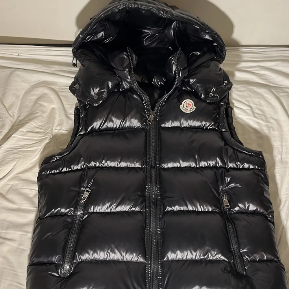 Säljer en snygg svart dunväst från Moncler i mycket bra skick. Västen har en glansig finish och dragkedja framtill. Perfekt  vinter, köpt för 1500. Säljs för 1000. Passar både M/S. Jackor.