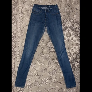Blå skinny jeans - Dm för mer information 🌸