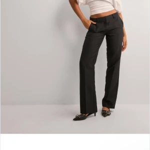Low waist kostymbyxor  - Low waist kostym byxor från Nelly. Helt nya använda en gång! Strl 34