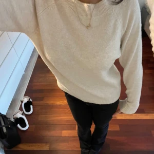 Beige stickad tröja - Säljer då jag inte använder den längre💕 Den är lite nopprig av sig men jag kan ta bort de mesta med maskin om man önskar de💕