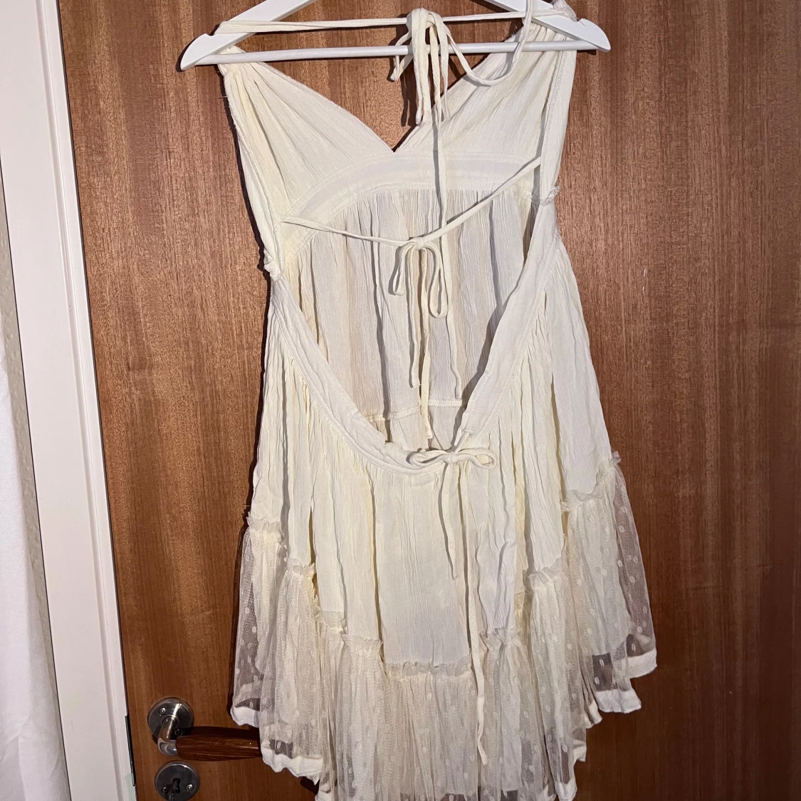 Vit sommarklänning med volanger - 90