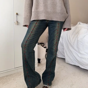 Bootcut jeans - Såå coola bootcut jeans. Passar som storlek s/m 37cm över midjan och 78cm i innerbenet, men står XL inuti❤️ coola detaljer på framsidan och på bakfickorna