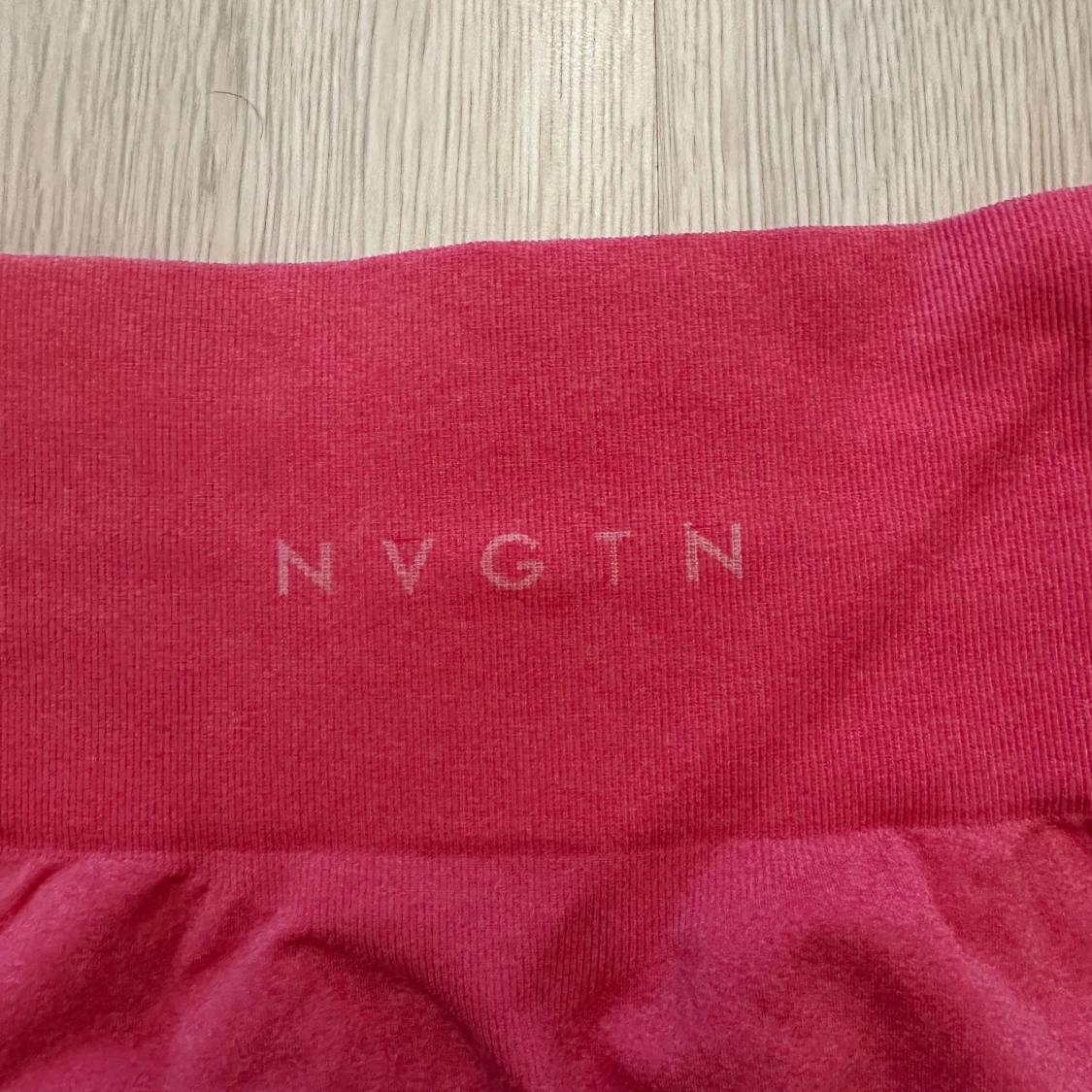 Rosa leggings från NVGTN