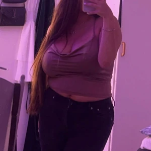 Brun lila bikbok topp - Säljer en jättefin snygg rosa brun ärmlös topp i satin material från bikbok med snörning i ryggen! Perfekt fest & utgångar! använd bara 2 olika tillfällen. Köptes för 199 i strl XL men säljs för 130 :)