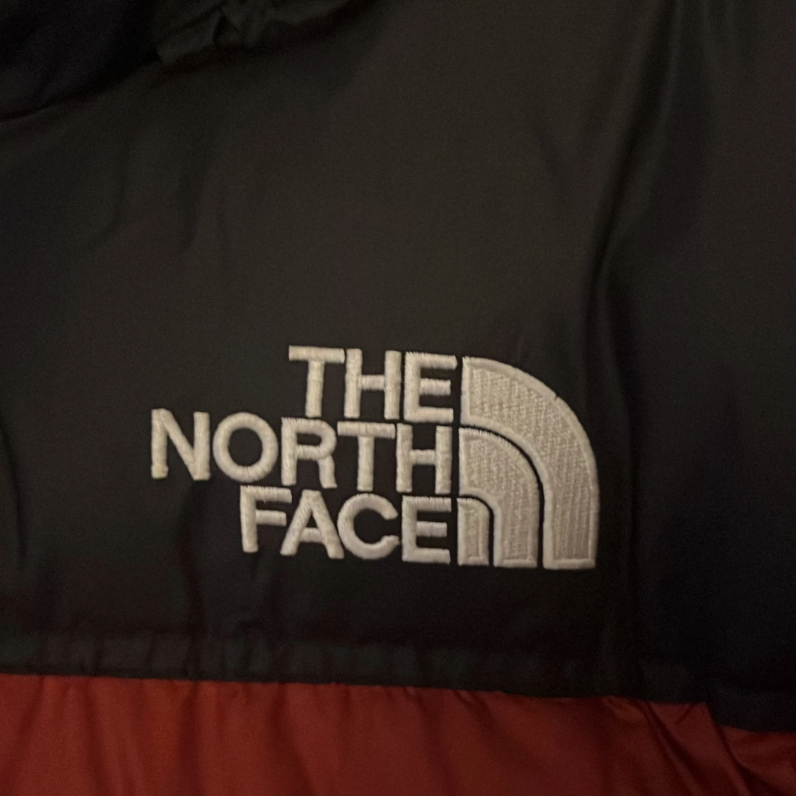 Röd och svart dunjacka från The North Face - 91