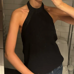 Svart halterneck topp - Snygg svart halterneck topp med öppen rygg