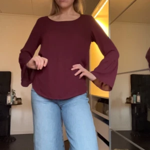 Vinröd blus med volangärmar - 💕 Vila, vinröd blus med långa volangärmar. 💕 Storlek medium. 