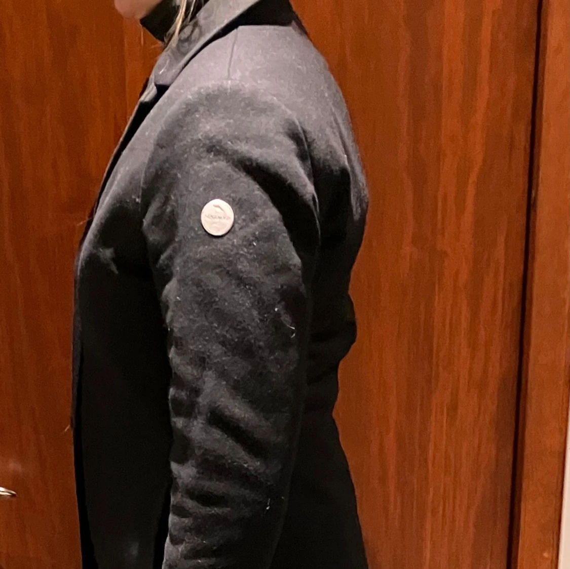 Svart kappa med knappar - 92