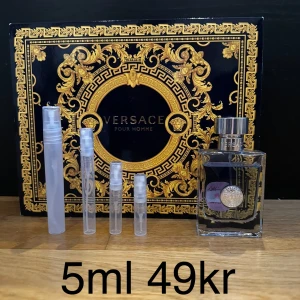 Versace Pour Homme - Säljer en elegant Versace Pour Homme edt parfym i storlek 5ml. 5ml är ungefär 50st spray. Givetvis kan man köpa hela flaskan om det önskas. Doften har fräscha citrusnoter med inslag av aromatiska och kryddiga toner. Perfekt för både en sommardag och sommarkväll! FINNS ÄVEN 2,3,5,10ML KOLLA PROFILEN FÖR ANDRA STORLEKAR ! 2ml 19kr | 3ml 29kr | 5ml 49kr | 10ml 79kr |