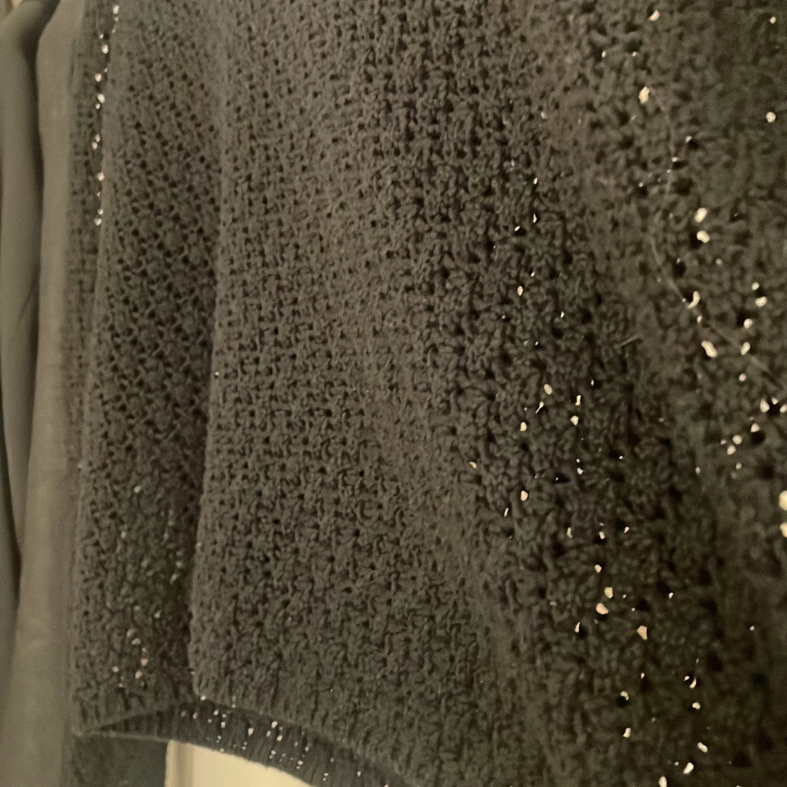 Svart stickad tröja med glittrande detaljer - 90