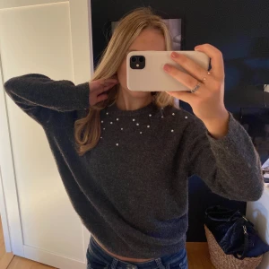 mysig tröja - Säljer min Hm tröja som jag tror man inte kan köpa längre, perfekt nu till hösten! Passar både till hemma och fest❣️ Tre pärlor har fallit av men det är inget jag märkt av förrän nu