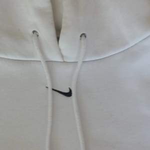 Vit nike hoodie bra skick använd fåtal gånger