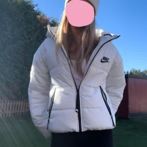 Vinterjacka  - Jättefin vit vinterjacka från Nike. Säljer då den inte kommer till användning. Nyskick. Nypris 1400kr. Hör av dig om du har några frågor!!💓💓(säljer mössan på bilderna också!!)