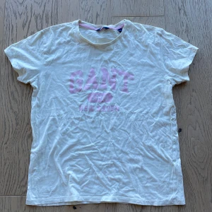 T-Shirt ifrån Gant - Super fin t-shirt ifrån Gant. Super bra skick. Fint rosa tryck på fram sidan. Storlek: 176cm/16years