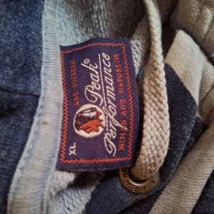 Peak performance tröja - Storlek XL. Fint skick ,dock en liten reva på ryggen. Därmed lite lägre pri