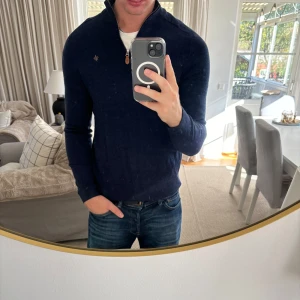 Morris halfzip - Hej säljer nu min Morris halfzip i storlek M. Den är i nyskick och kommer vara otroligt snygg i höst/vinter. Nypris cirka 1800kr! Vi kommer att sälja liknande produkter nu närmare vinter så glöm inte följa profilen!🌊🍾