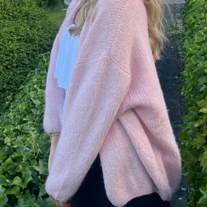 lindex kofta - säljer denna koftan i fint skick pga jag ej använder den längre 🩷kom gärna med prisförslag! storlek xl/xxl men sitter som  som en vanlig oversized kofta! 