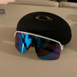 Oakley solglasögon  - Sutro lite ALDIRG ANVÄNDA, helt felfria Hör av dig vid frågor:)