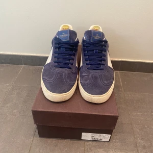 Valentino flycrew - Hej! Nu säljer vi dessa riktigt snygga Valentino flycrewsen | Skicket på skorna är 9/10, endast 3 nitar saknas på höger sko | Storlek 42,5 | Box och dustbags ingår vid köp | Har du några frågor eller funderingar är det bara att höra av sig till oss!🙌