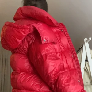 Bikbok jacka röd - Stl S, använd men har ej skador. Vadden kan vara lite ojämn men det går att tvätta och torktumla så borde det lösa sig. Stl S