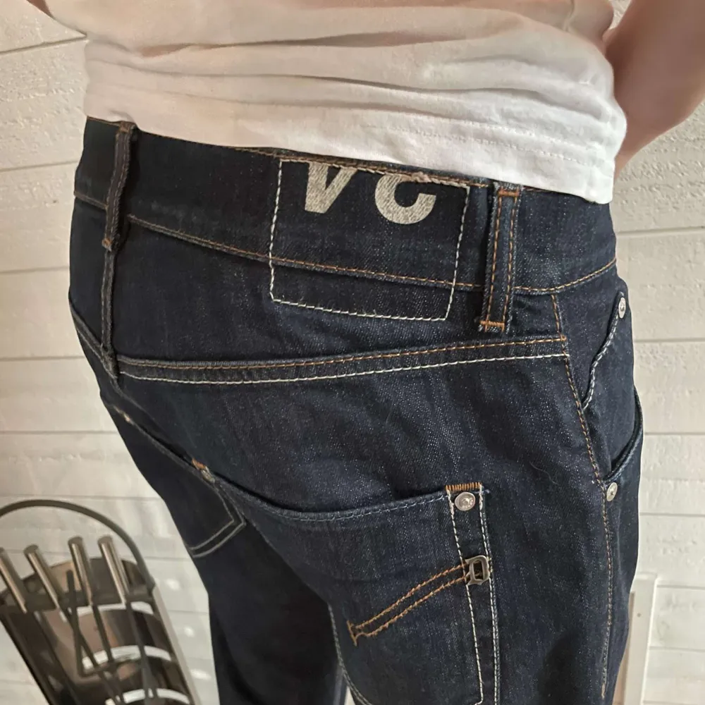 Säljer nu dessa stilrena dondup jeans med inga defekter. Perfekta nu till hösten. Size 34. Hör av er om ni har några frågor💯. Jeans & Byxor.