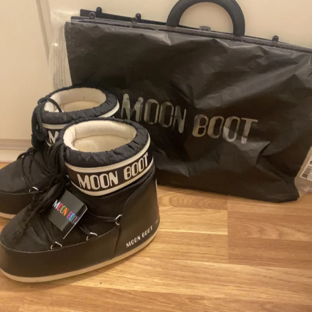 Säljer mina jättefina moonboots, dom är i jättebra skick och så snygga men tyvärr för stora för mig❤️. Skor.