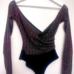 TOPP bikbok - Ett av de finaste glitter topparna jag någonsin har tagit på mig, storlek XS från bikbok. V-urringning offshoulder om man vill. Body, glittrig topp, festtopp, partytopp, Bikbok topp, off shoulder topp, body för fest, glänsande topp, mode 