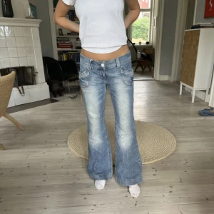 Lågmidjade jeans - Mycket fint skick, endast ngr slitningar vid hälen men inget man tänker på 💓💓