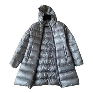 Moncler jacka  - Säljer min ljusgråa Moncler jacka i maya modell i lång version<3 använd endast 4 gånger<3 passar en xs! 