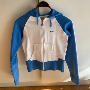 Nike ziphoodie - Skitsnygg unik Nike ziphoodie. Liten i storlek, sitter tight. 