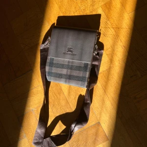 Burberry väska - Jag säljer min burberry väska för att jag trodde att jag skulle använda den mer. Den har mycket fack men lite slitningar, men inget stort.