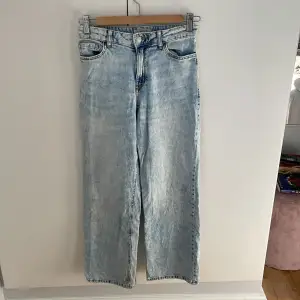 Ljus blå jeans i modellen Vanja den har en liten lila fläck i mitten av jeansen säkert av tuschpenna men vet inte om den går bort se bild 3